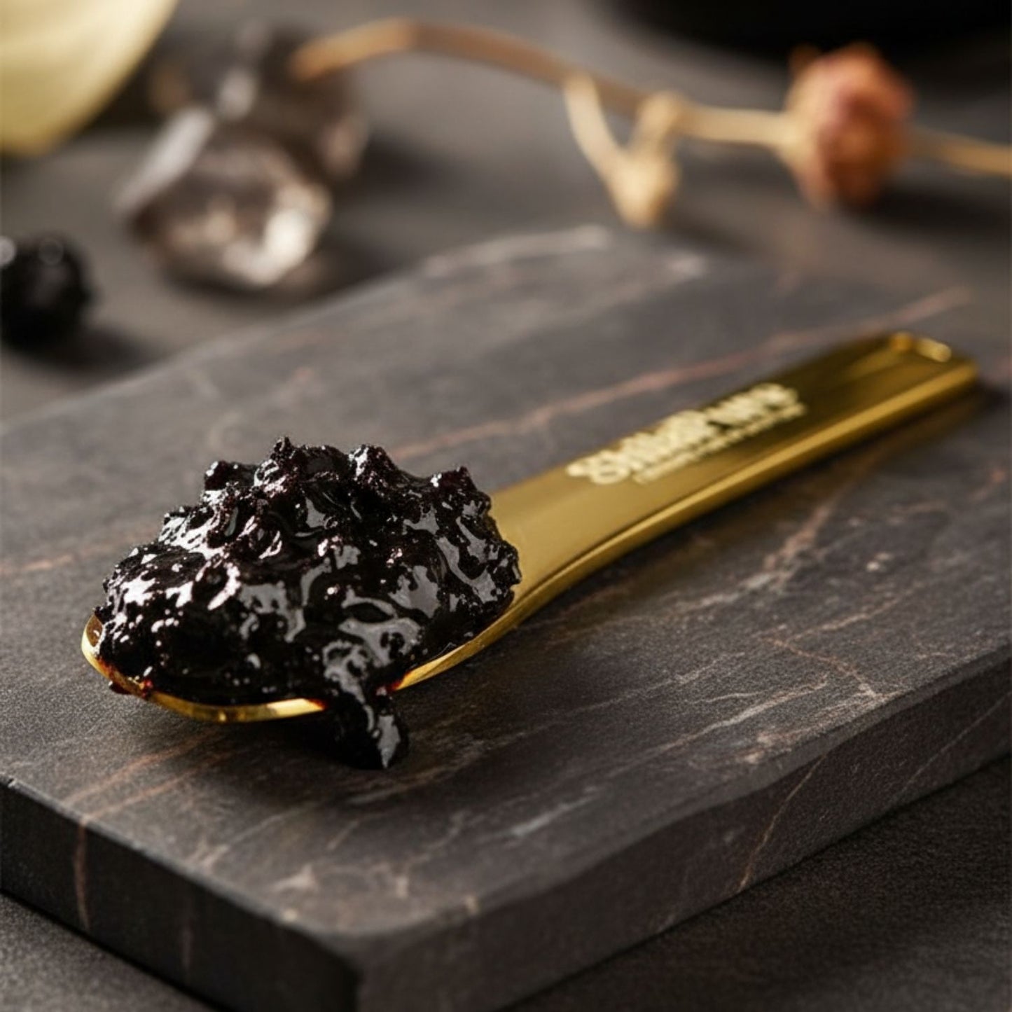 Cuillère dorée remplie de résine pure Shilapure Shilajit.