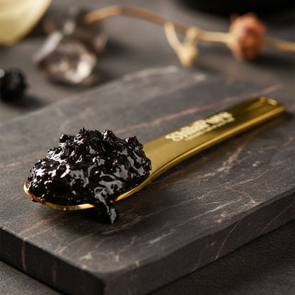 Cuillère dorée remplie de résine pure Shilapure Shilajit.