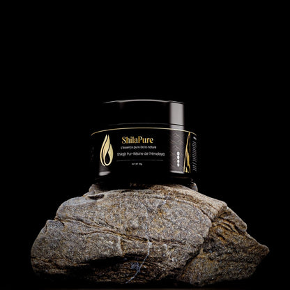 Pôt de Shilapure Shilajit sur une montagne.